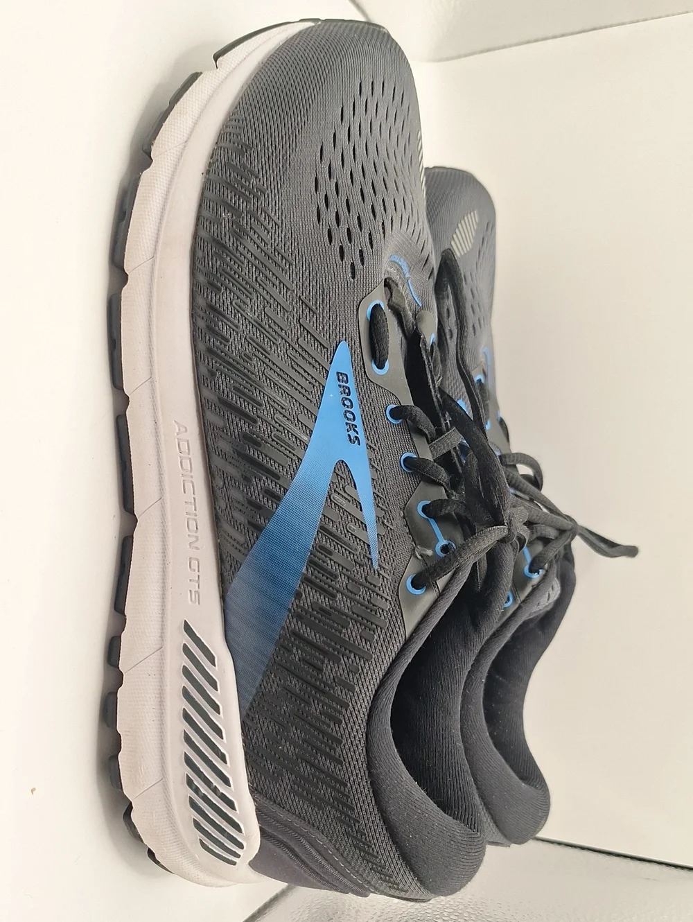 Excellent used condition Brooks Men's Addiction GTS 15 Athletic Shoes Extra Wide
